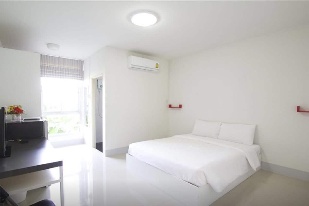 Desk, blackout drapes, free WiFi, bed sheets