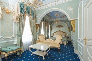Premium bedding, minibar, in-room safe, individually decorated - Boutique hotel Turgenev (Tula)