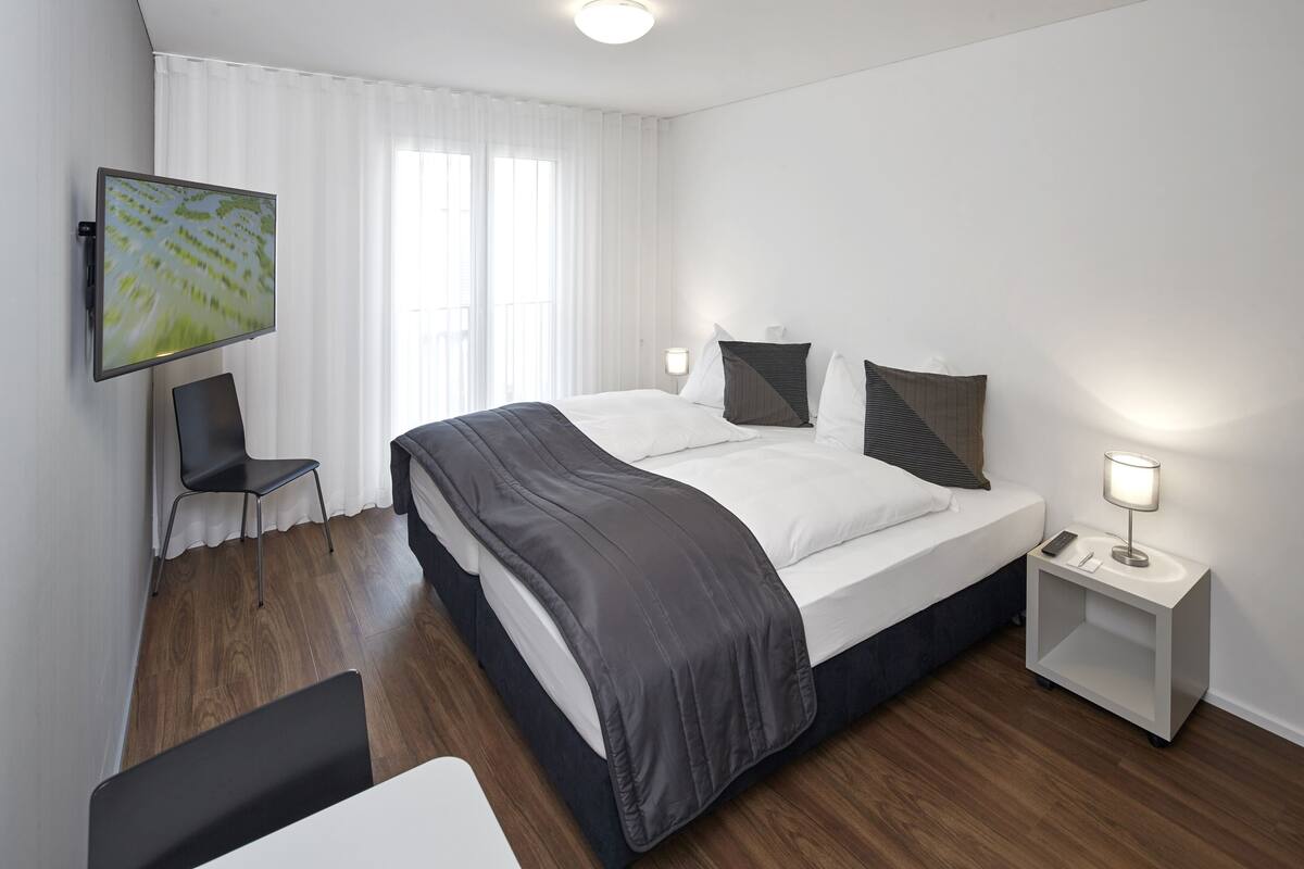 Business Double or Twin Room, Balcony (kitchenette) | Peralatan tempat tidur hipoalergenik, gebar bulu kapas 