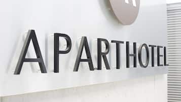 Placa para um aparthotel, com o nome 'APARTHOTEL' em letras grandes e negrito.