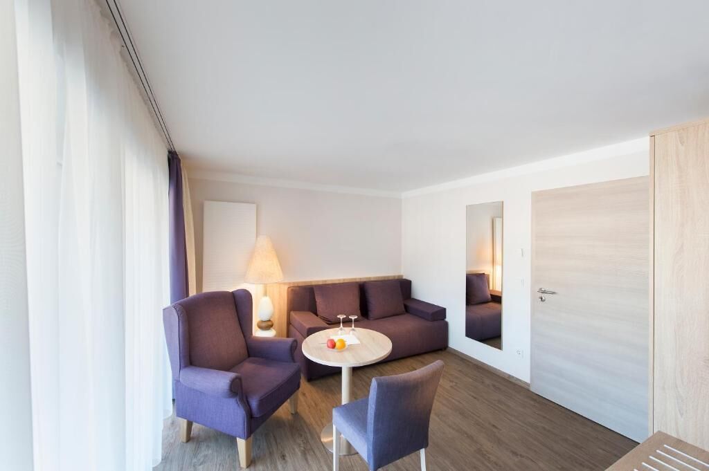 flat-screen tv, pay films