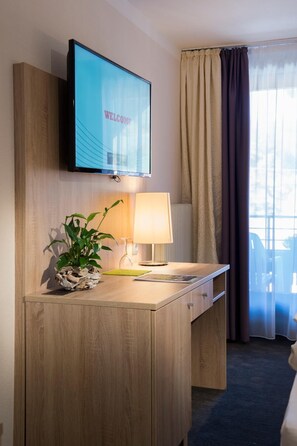 Hypo-allergenic bedding, in-room safe, desk, laptop workspace - Hotel Schwarzwaldhof (Enzklosterle)