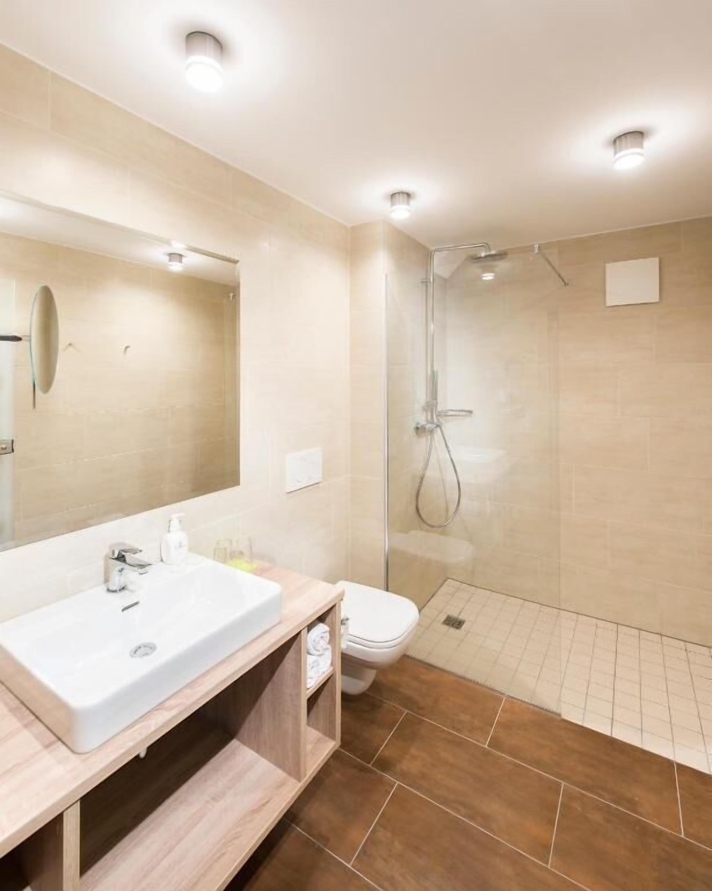 shower, rainfall showerhead, free toiletries, hair dryer