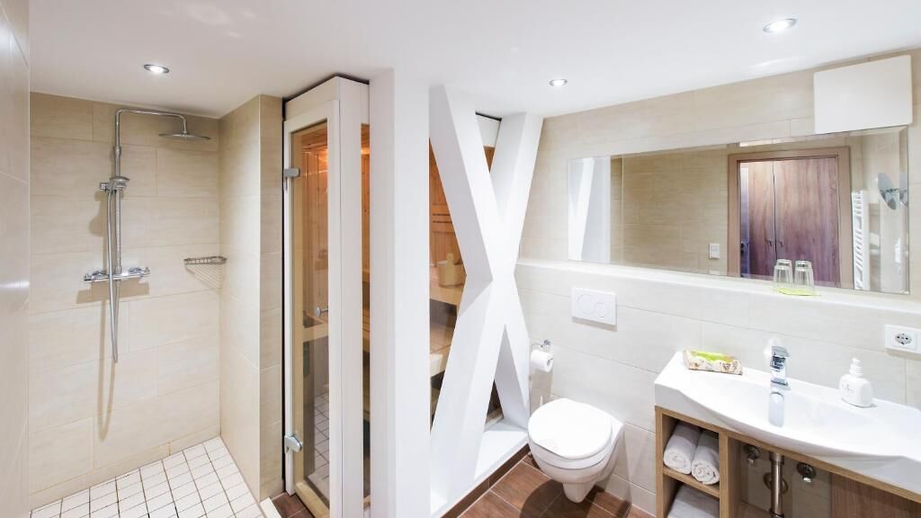 Shower, rainfall showerhead, free toiletries, hair dryer