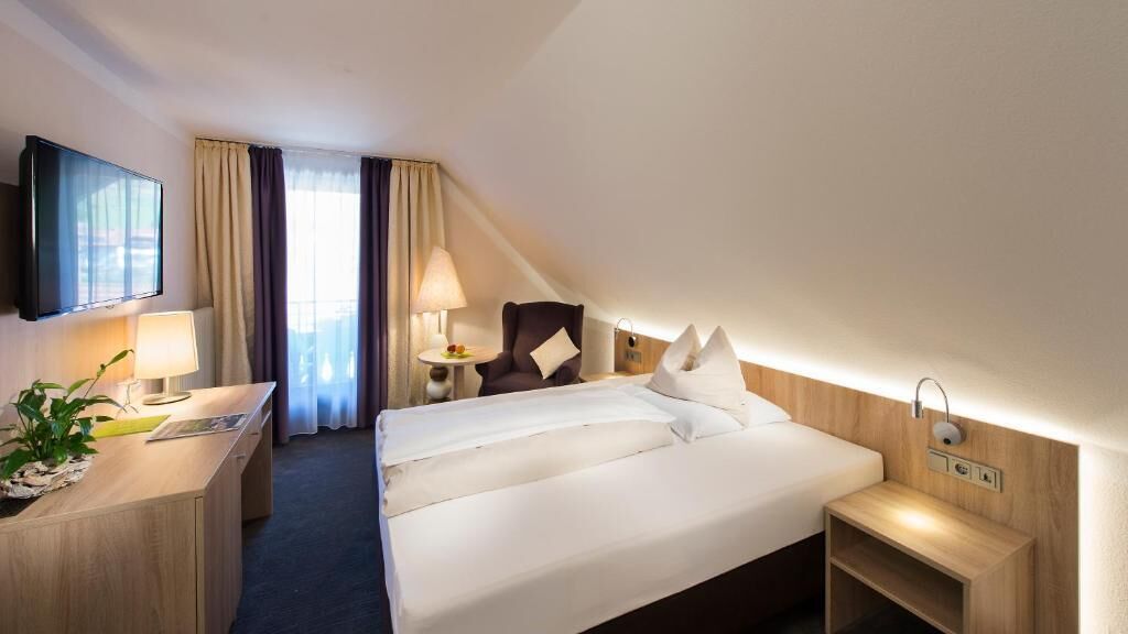 hypo-allergenic bedding, in-room safe, desk, laptop workspace