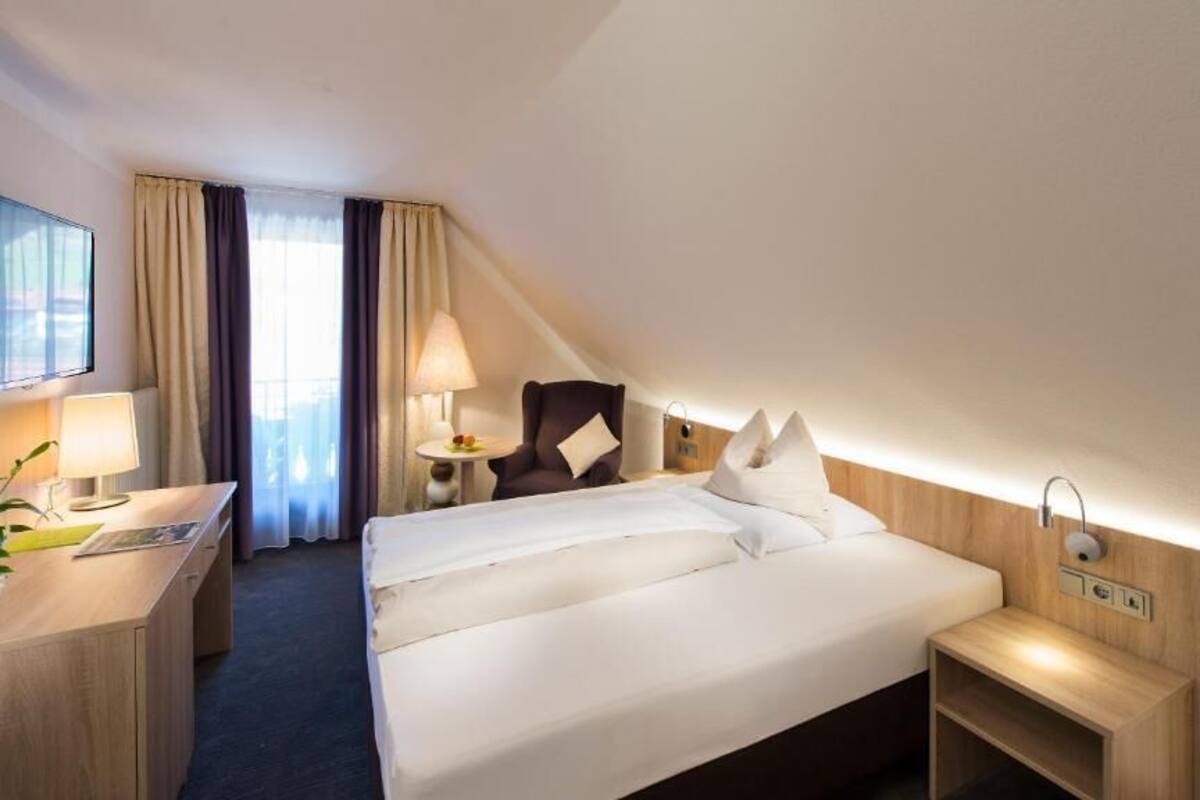 hypo-allergenic bedding, in-room safe, desk, laptop workspace