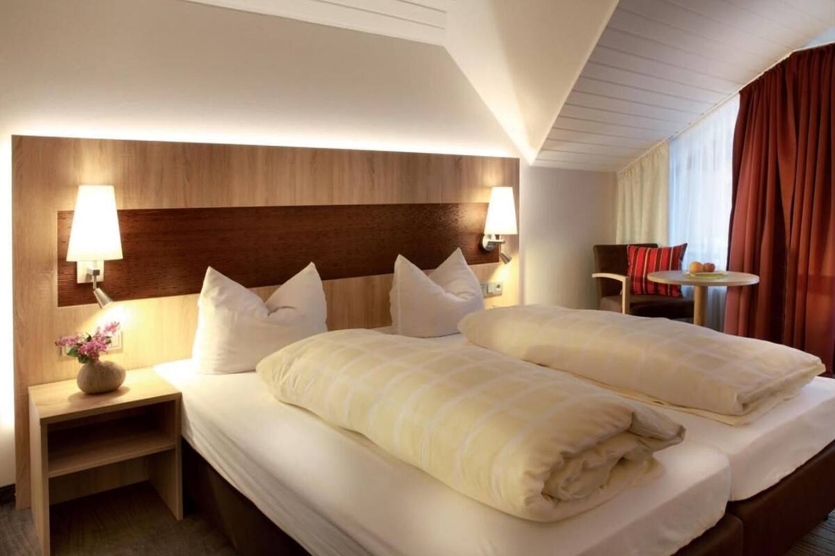 hypo-allergenic bedding, in-room safe, desk, laptop workspace