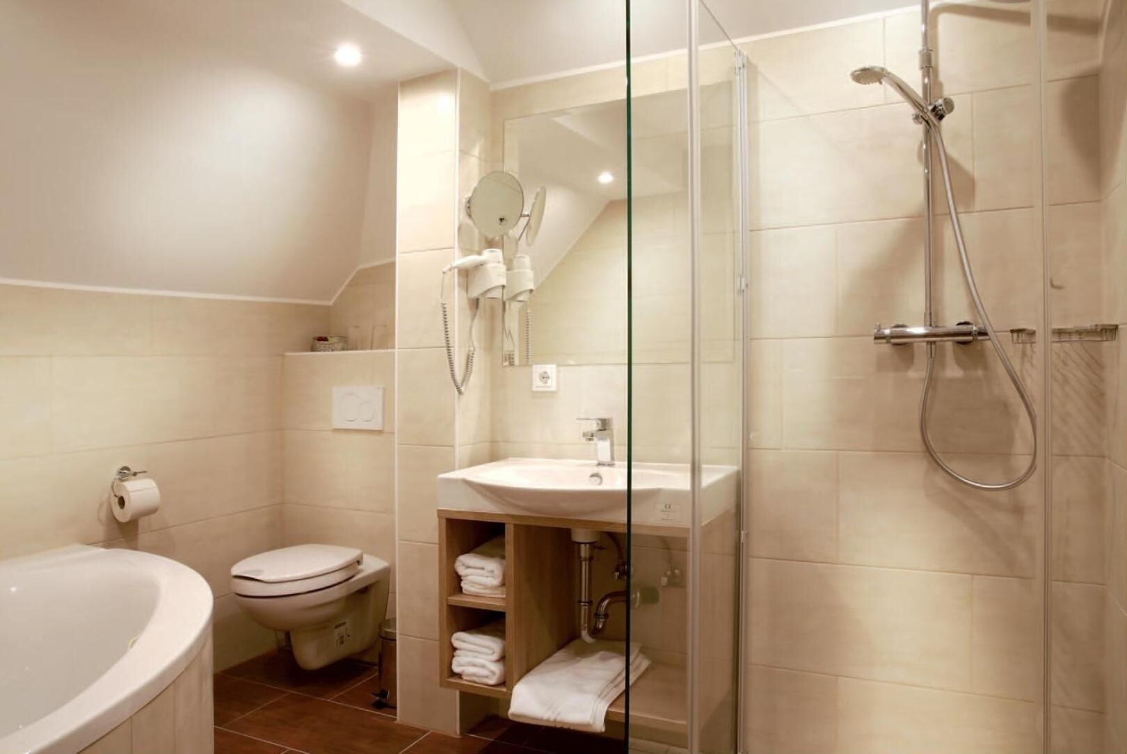 shower, rainfall showerhead, free toiletries, hair dryer