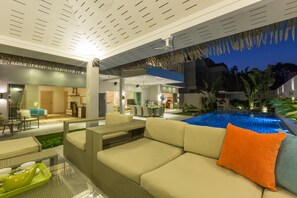 A modern indoor pool area with a lounge, seating, and a dining area. - Beachside villa Mojito (Koh Samui)