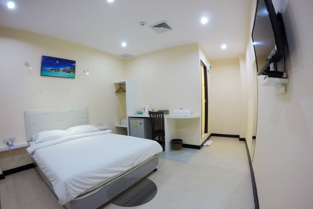 Deluxe Room | In-room safe, desk, laptop workspace, soundproofing