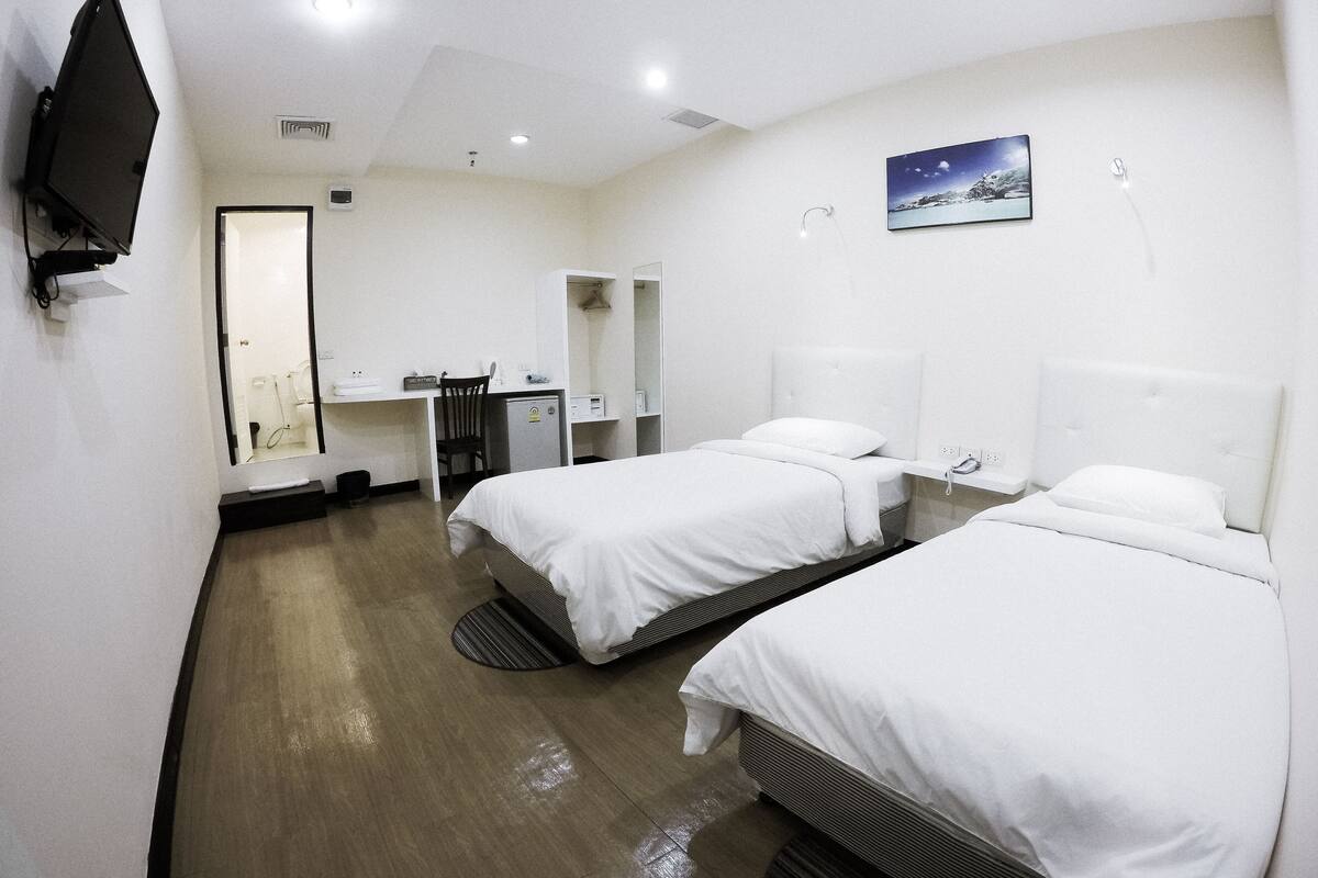 Deluxe Room | In-room safe, desk, laptop workspace, soundproofing