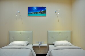 Habitación superior | Caja de seguridad en la habitación y escritorio