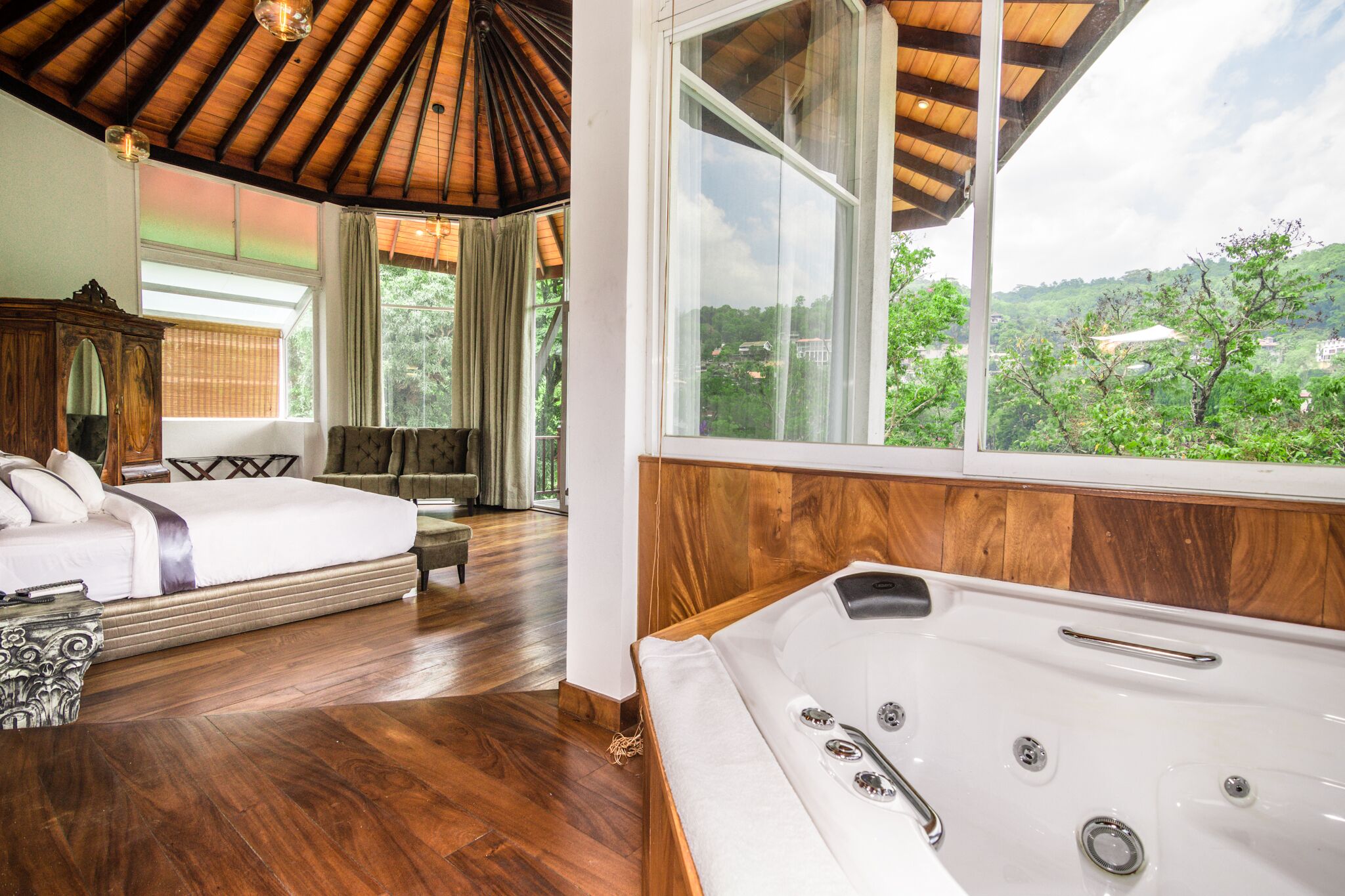 VIYANA SUITE | Ylelliset vuodevaatteet, minibaari, tallelokero huoneessa