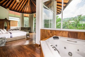 Kamer | Luxe beddengoed, een minibar, een kluis op de kamer