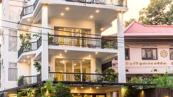 Vista frontal de la propiedad