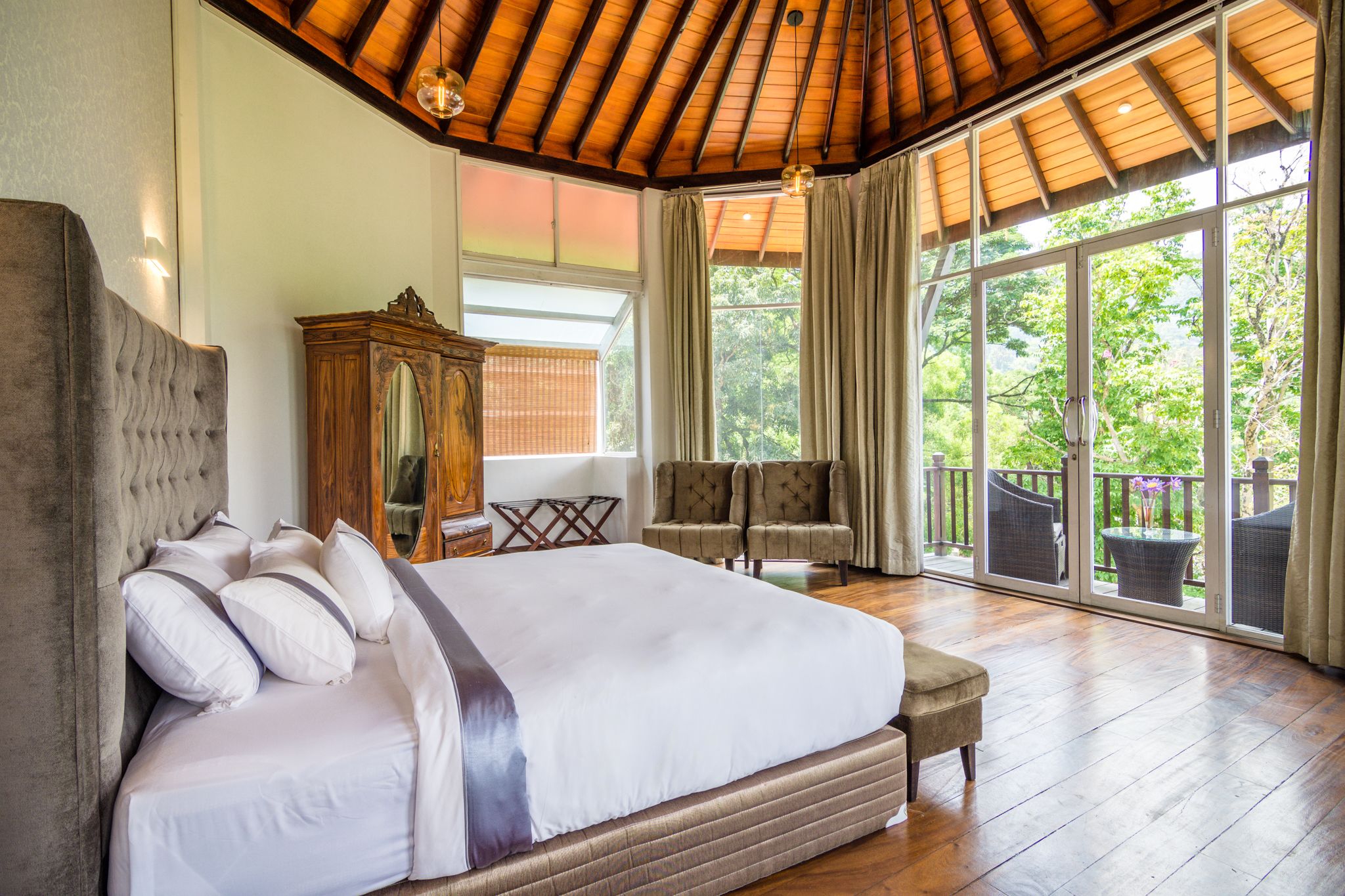 Ylelliset vuodevaatteet, minibaari, tallelokero huoneessa