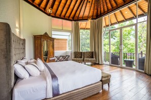 Luxe beddengoed, een minibar, een kluis op de kamer