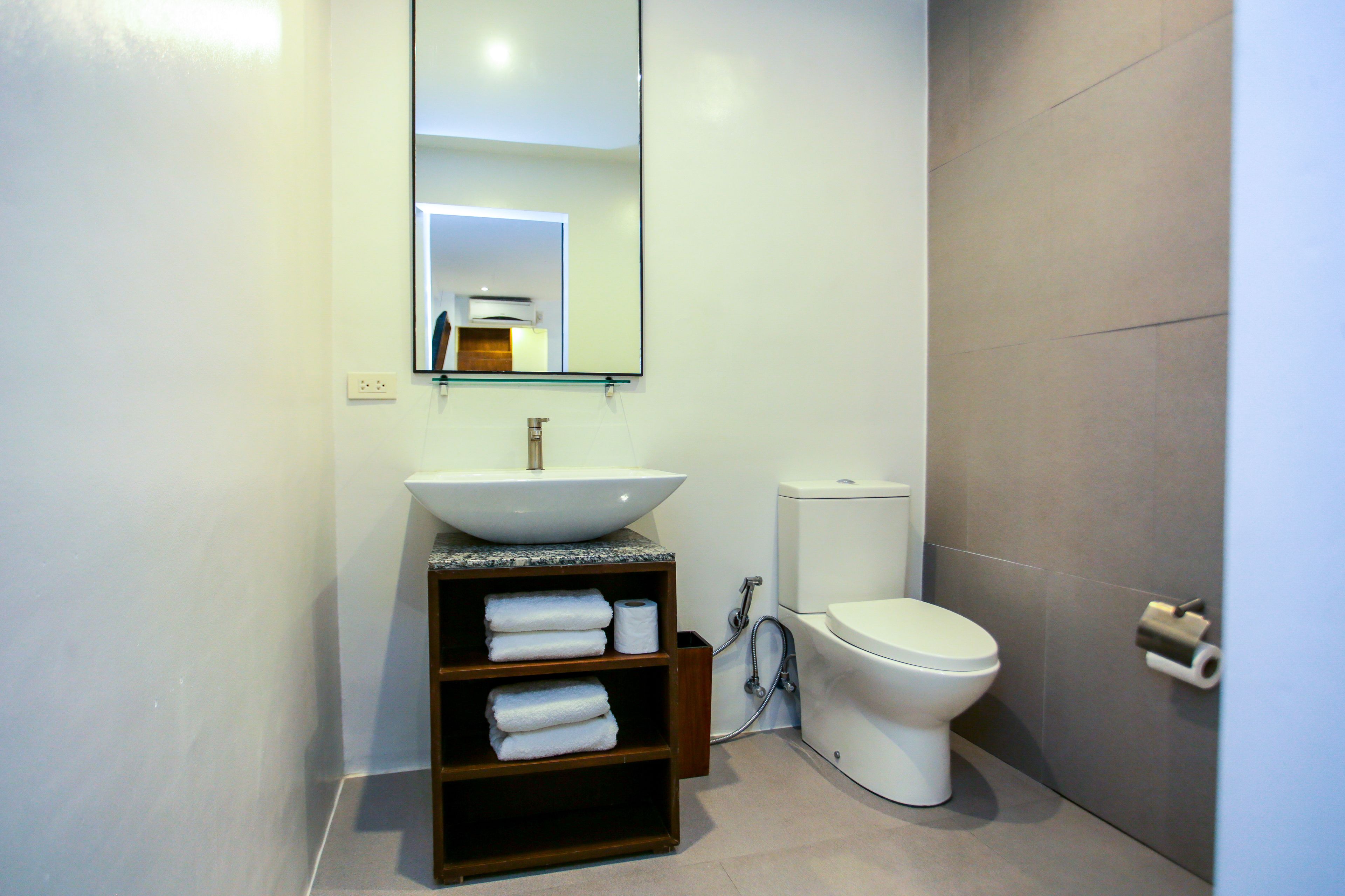 deluxe room | bathroom | shower, hair dryer, towels