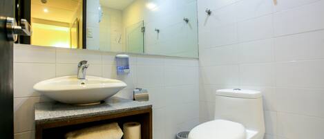 Ein Badezimmer mit Waschbecken, Toilette und Spiegel.