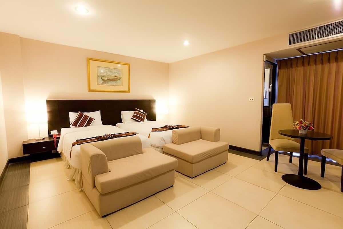 Deluxe Double or Twin Room | Bar mini, meja, langsir/tirai gelap terus, Wi-fi percuma 