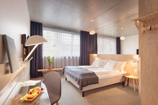 Quarto casal standard | Camas com colchões pillow-top, escrivaninha