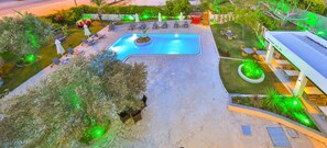 2 piscinas al aire libre, sombrillas, tumbonas