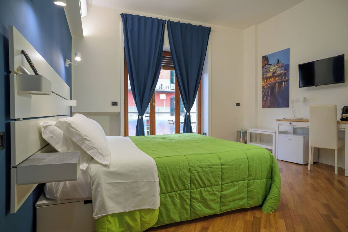 Senior Room | Frette Italian sheets, premium bedding, memory foam beds, minibar