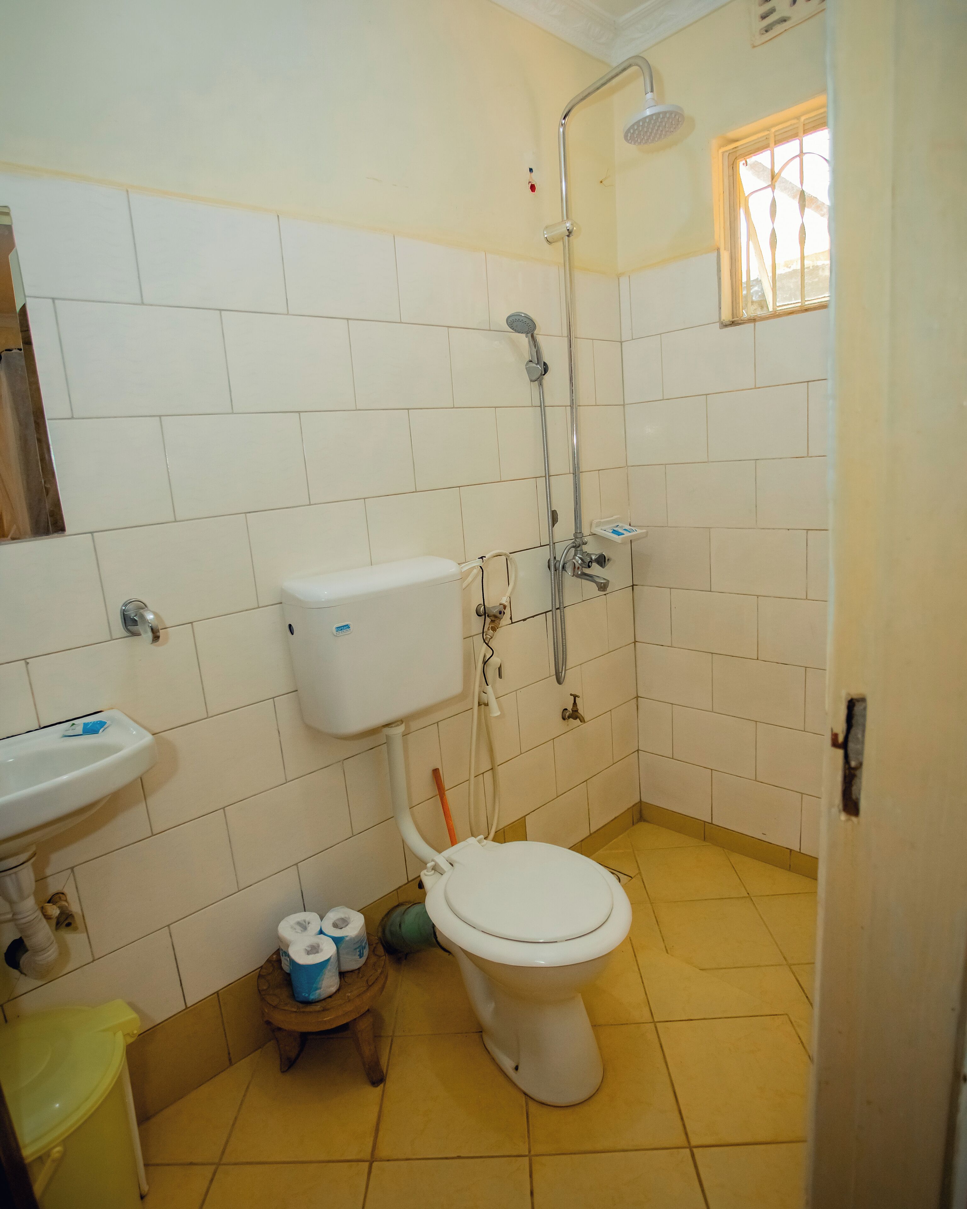 Un baño pequeño con inodoro, lavabo y ducha.
