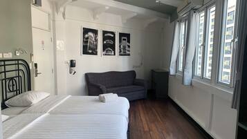 Habitación Deluxe, vista a la ciudad | Caja de seguridad en la habitación y tabla de planchar con plancha