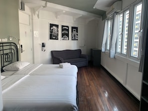 Deluxe Room, City View | In-room safe, iron/ironing board, free WiFi, bed sheets - Cacha bed (Bangkok)