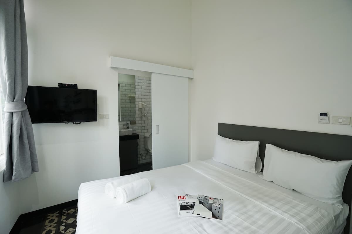 Private Room with Window | Una cassaforte in camera, ferro/asse da stiro, Wi-Fi gratuito, lenzuola