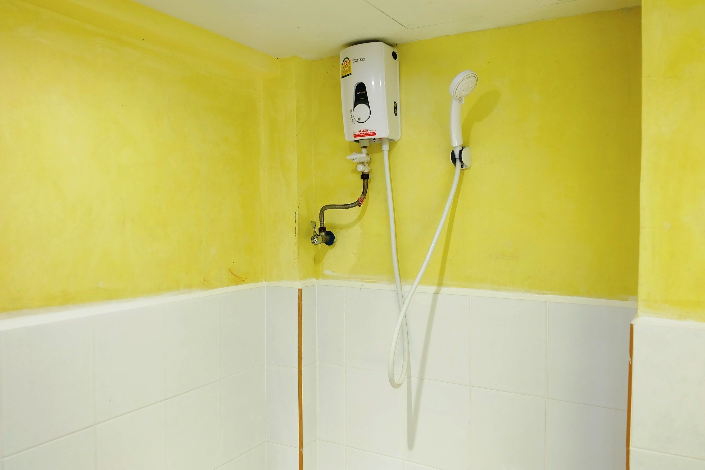 single room | bathroom shower