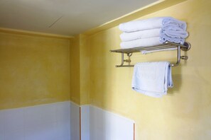 Triple Room | Bathroom | Shower, free toiletries, hair dryer, towels