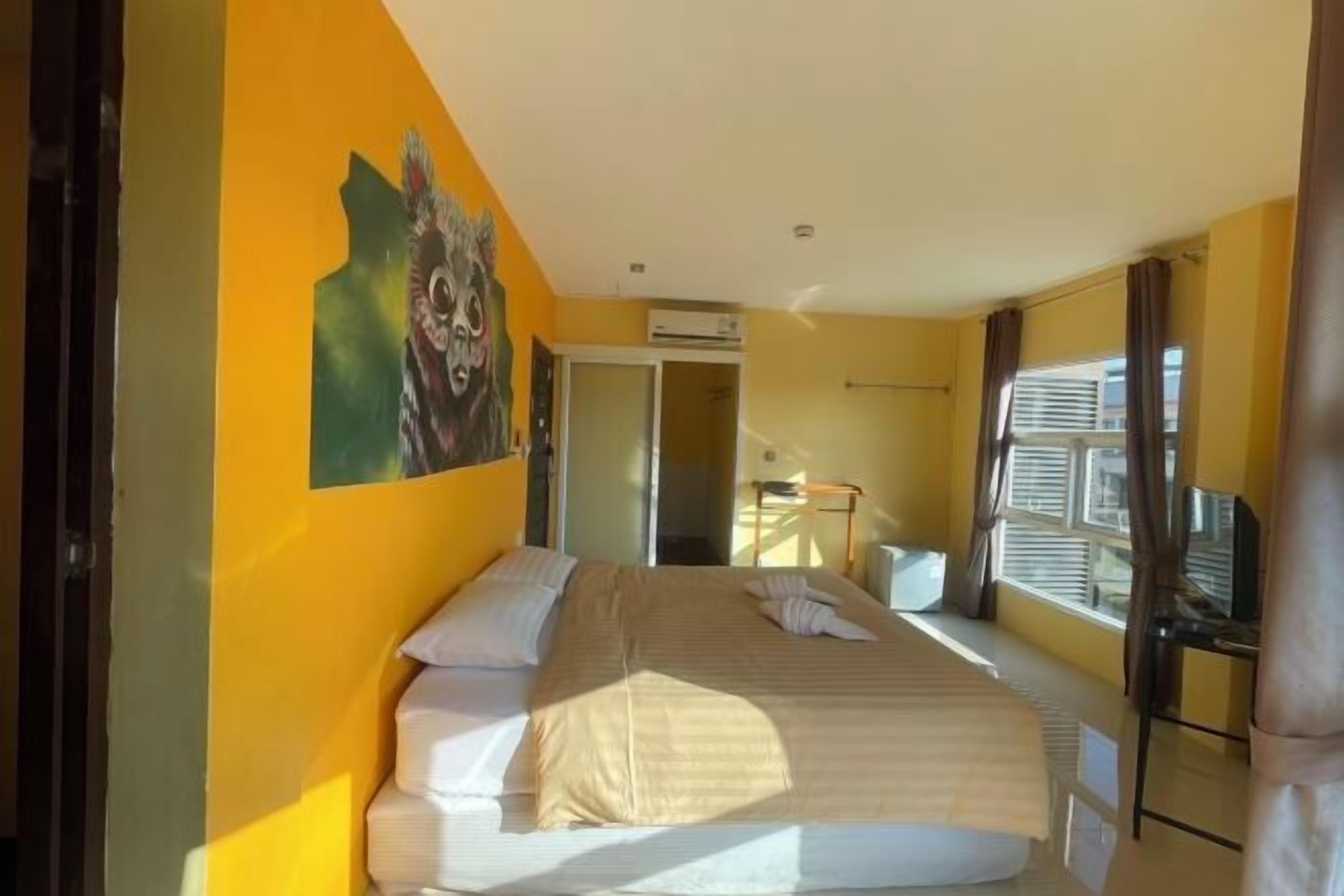 Blackout drapes, free WiFi