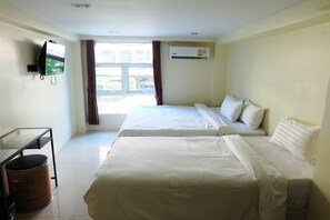 Triple Room | Blackout drapes, free WiFi - Au Bon Hostel (Bangkok)