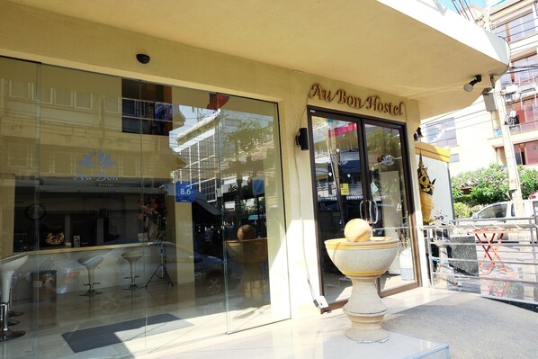 Porch - Au Bon Hostel (Bangkok)