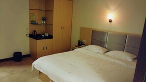 Deluxe Room | Premium bedding, minibar, desk, rollaway beds