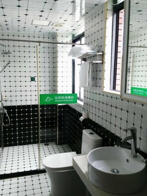 Shower, free toiletries, slippers, towels - Shanshui Trends Hotel Pazhou Branch (Guangzhou)