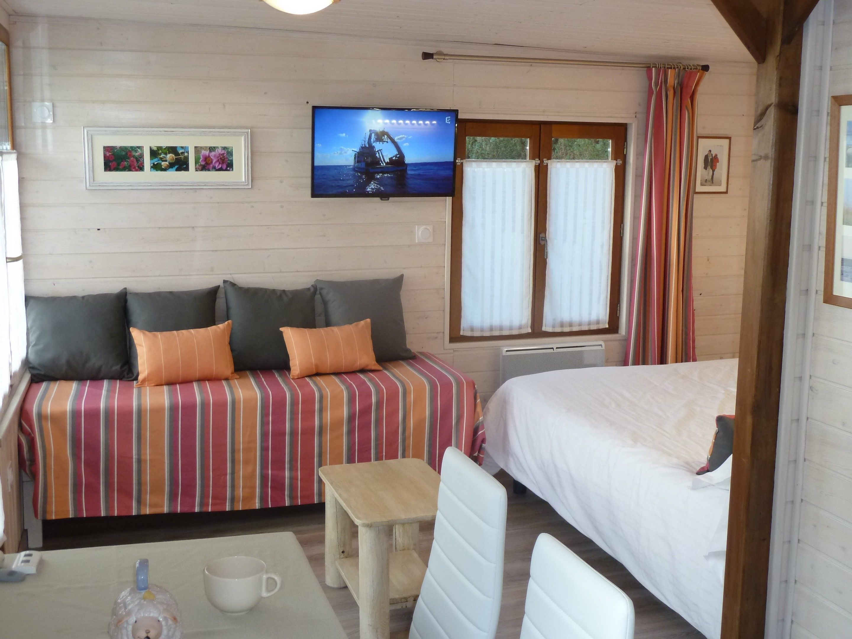 Chambre Double Classique, salle de bains attenante (gîte La Bergerie) | Literie de qualité supérieure, décoration personnalisée