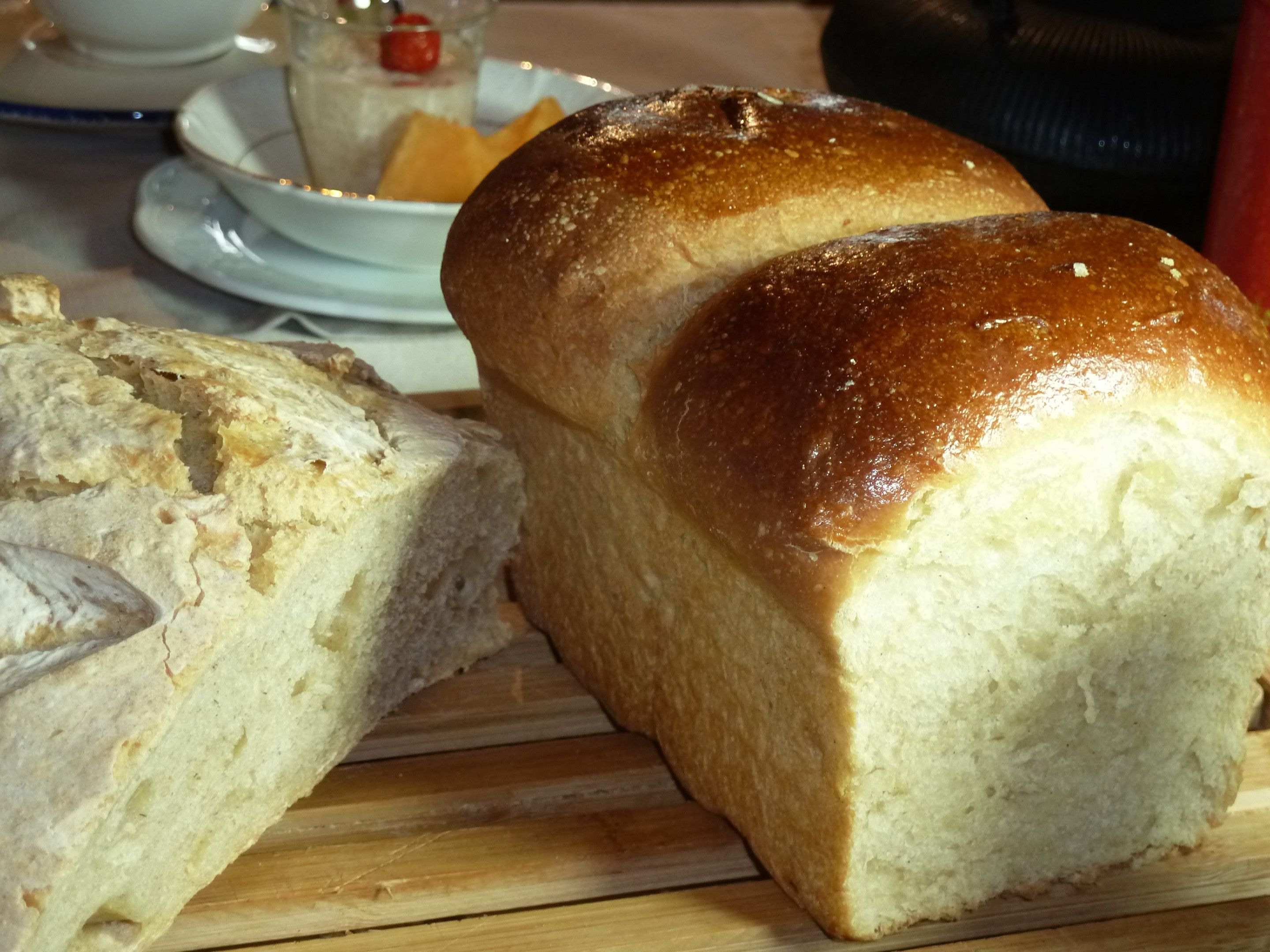 Ein Brot auf einem Holzschnittbrett.