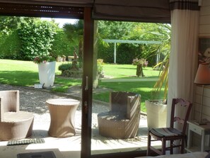 Comfort dubbelrum - eget badrum (Chambre Jardin) | Utsikt mot trÀdgÄrden