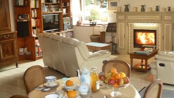 Daily continental breakfast (EUR 8 per person)