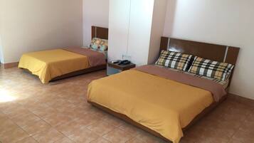 Triple Room | Desk, free WiFi