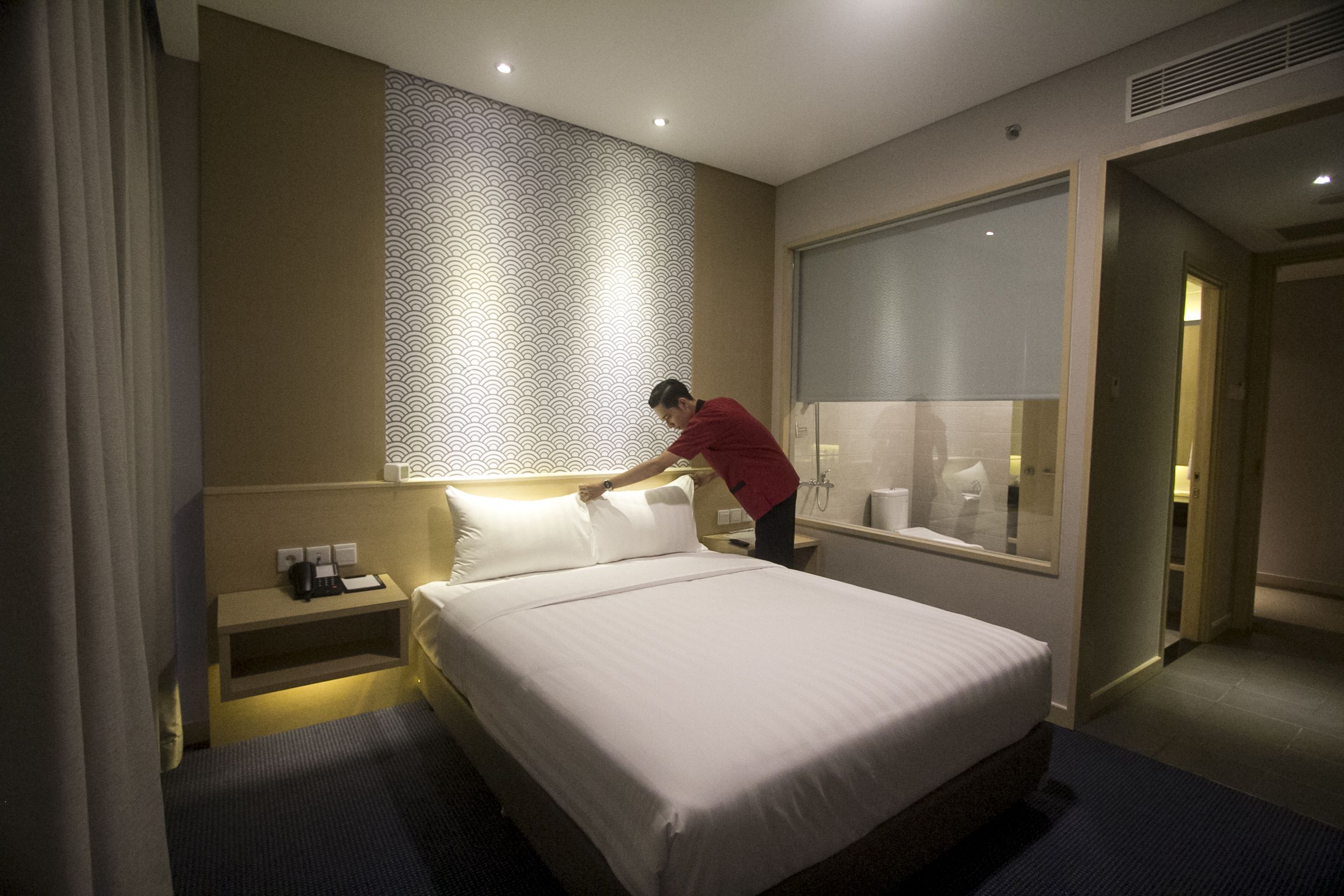 standard hotel room | bathroom | combined shower/bathtub, free toiletries, hair dryer, dressing gowns