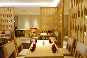 2 restauranter, frokost, lunsj og middag serveres, japanske retter