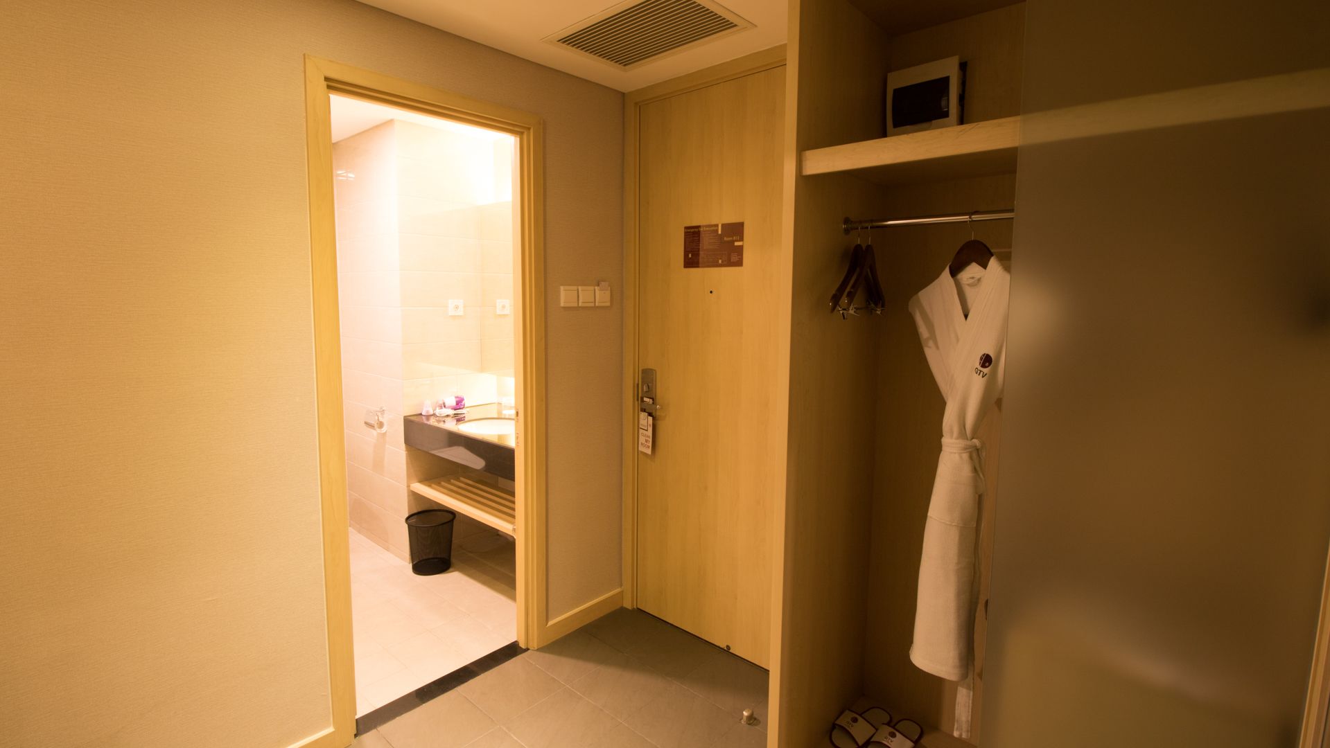 deluxe room | minibar, in-room safe, desk, soundproofing