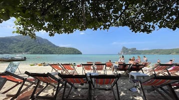 Accommodatie ligt op het strand, een strandbar