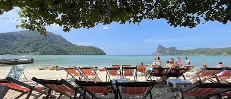 Aan het strand, een strandbar