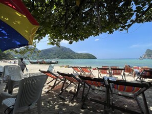 On the beach, beach bar - Twin Palms Hostel Phi Phi (Ko Phi Phi)
