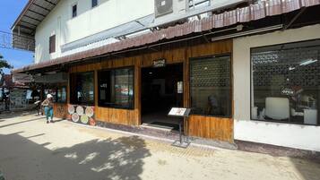 Se sirven desayunos, comidas, cenas y cocina tailandesa